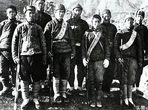 太行山悬崖发现白骨，腰带夹层藏着党员证，身份揭开全场泪崩25具遗骸，散落在太行山