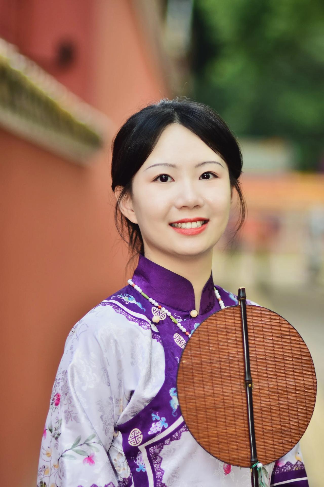 古典与现代的碰撞，旗袍与古筝的完美结合，展现东方女性的优雅与魅力。新中式旗袍美女
