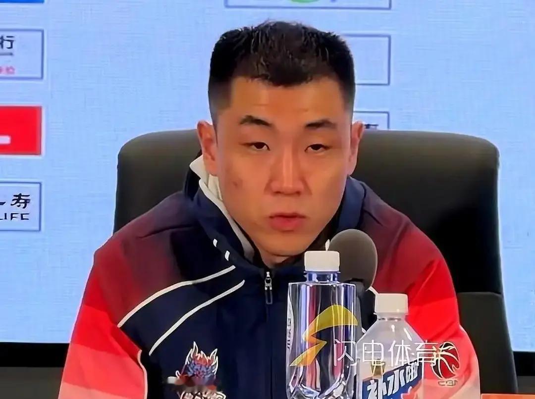 178小个子打爆190后卫高诗岩在更衣室叹气：徐杰最后两分钟把我晃到原地打