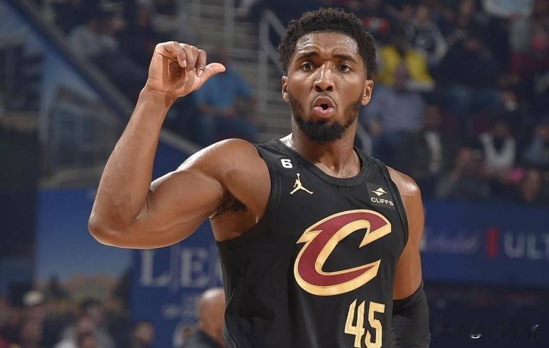 骑士在主场被勇士二阵摁着打，米切尔幸好没去火箭骑士94-99主场不敌残阵勇士，