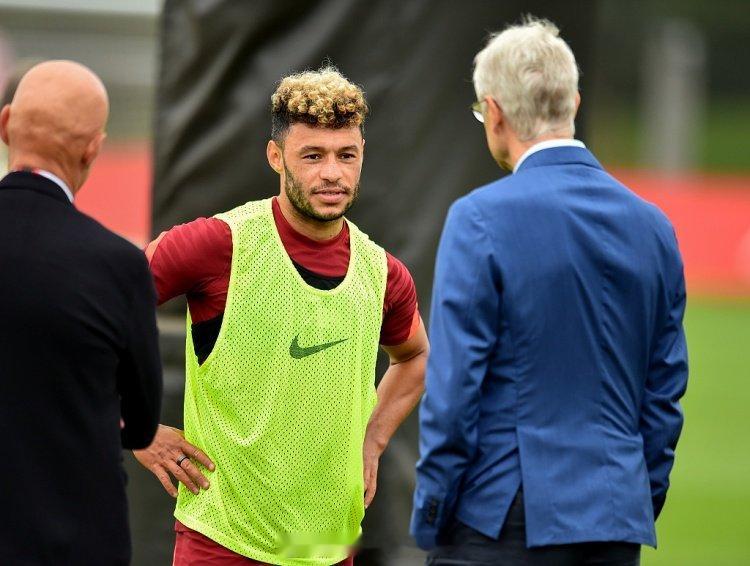 谈及回到阿森纳训练的想法，张伯伦透露：我找默特萨克（现阿森纳青训负责人）商量的，