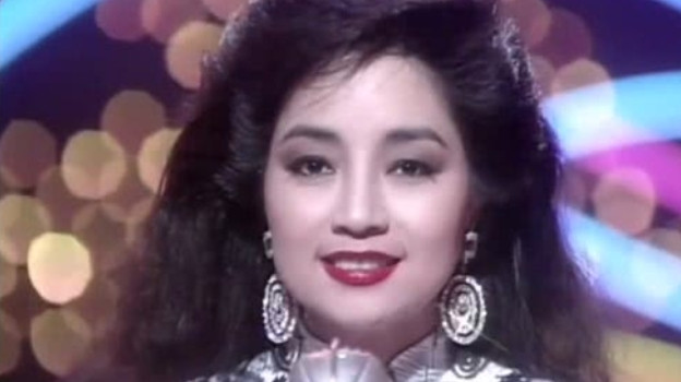 1983年，何鸿燊给徐小凤颁奖，直勾勾的盯着她丰满的身材说：“你挣了这么多钱，今