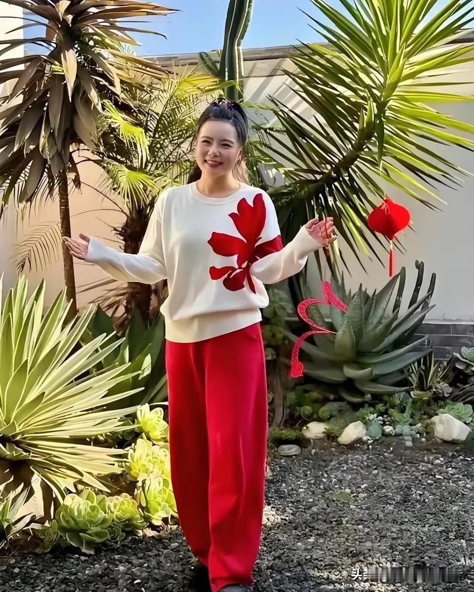 龚琳娜离开老罗后真的变得不一样了，漂亮了，看起来有了真的女人的魅力，龚琳娜曾经因