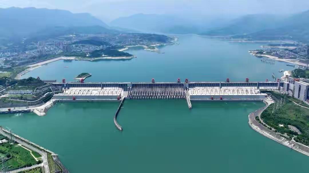 雅江工程可能没有大坝，它只是利用天然高落差发电，主要的建筑工程项目就是输水隧洞，