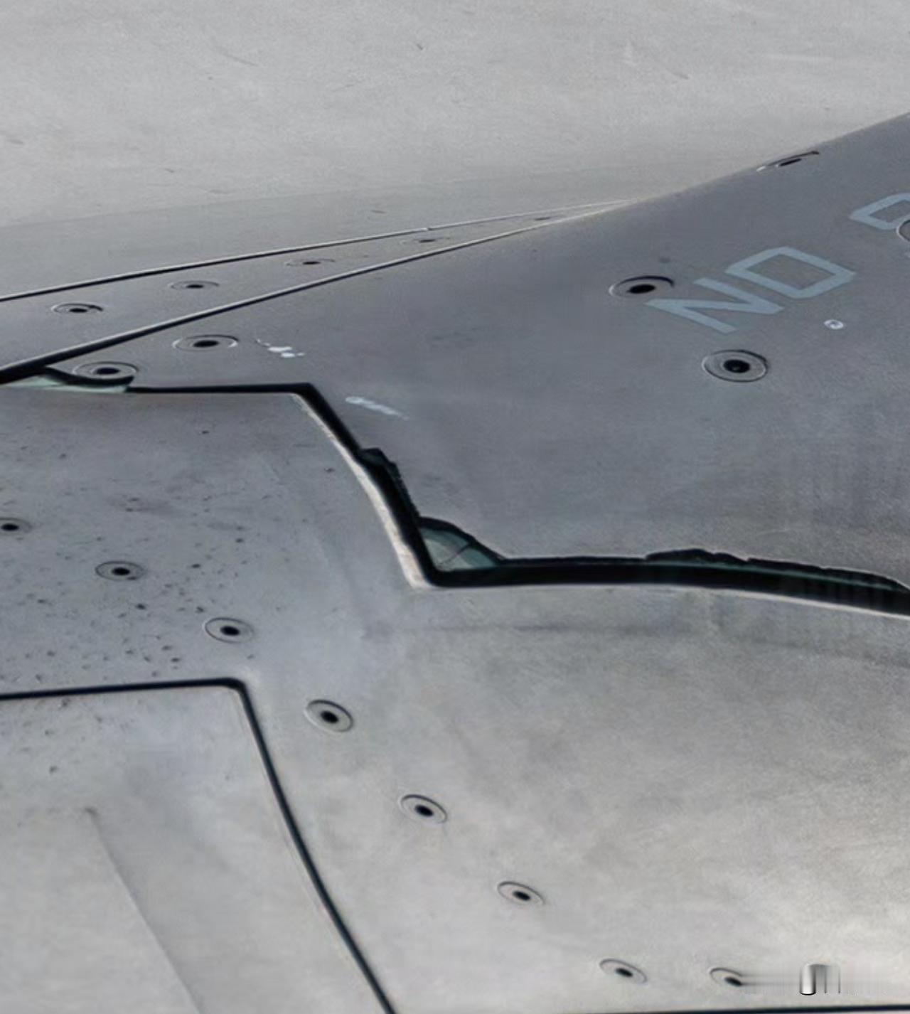 摄影师拍摄到F35A航炮舱周边的隐身涂层已经开始脱落了，从图上就能看出来，边缘处