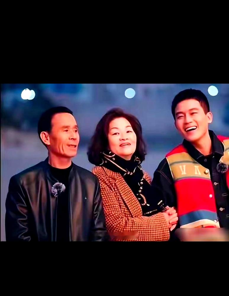 马思纯终于承认单身了，就在今年三月杨天真的播客里。你以为她放不下的是欧豪？错了。当年拍《左耳》，欧豪