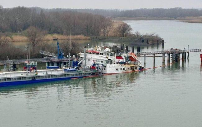 瓦列里·戈尔恰科夫号油轮，正在缓慢沉没。图片显示，水已经淹没至船尾的船舷以上