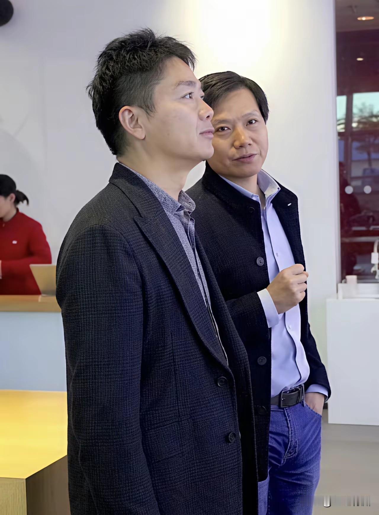 雷军身高181，怎么感觉跟刘强东在一起没东哥高呢？站着和坐着看上去都是东哥要高一