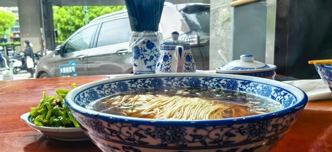 奥灶面我让青椒肉丝里加了一点红尖椒，但少了一点老抽。青椒爽脆很不错，味还行，毕竟