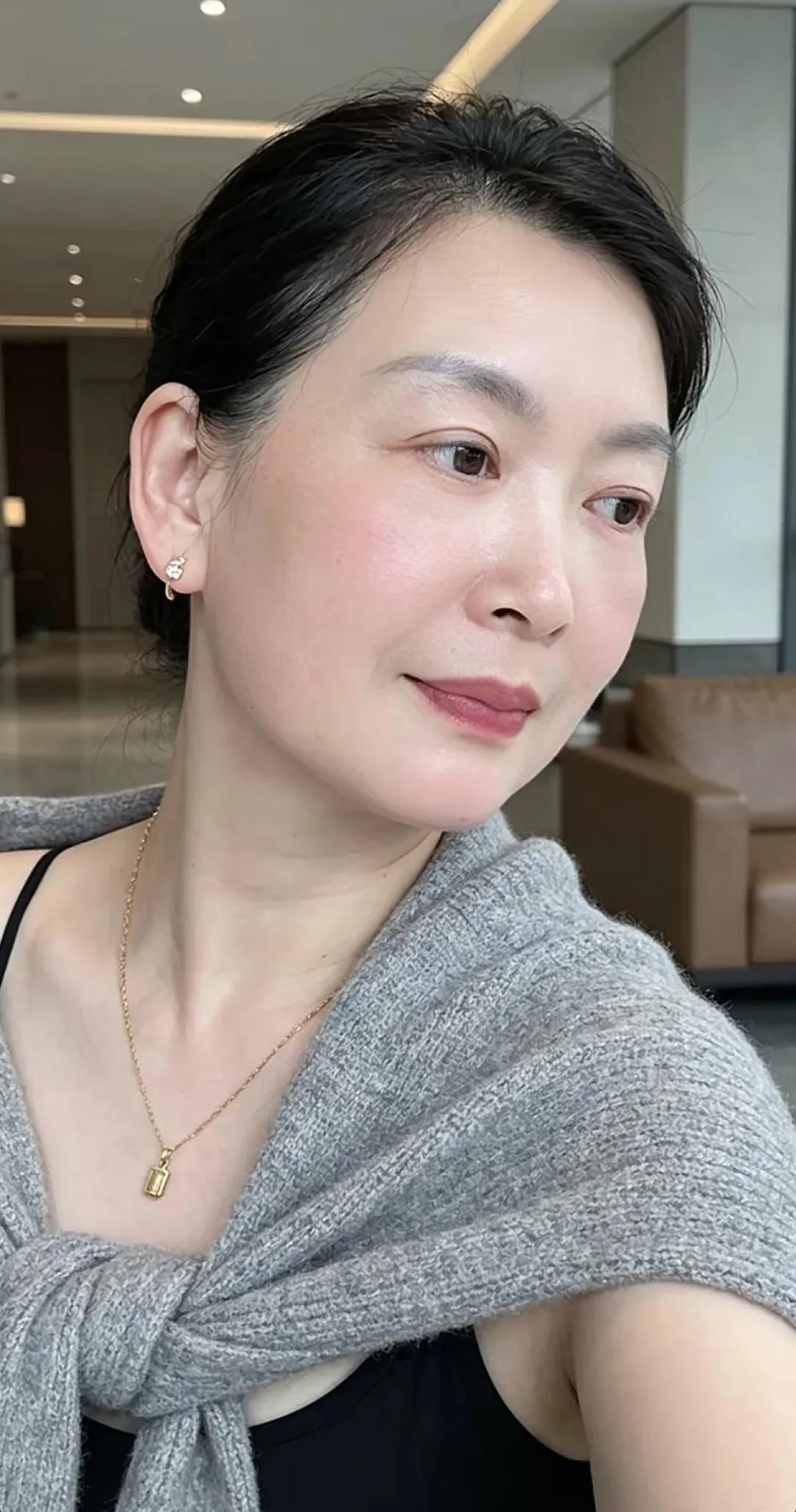 中年女士保养太好啦！素颜照气质优雅知性，鱼尾纹更具风韵之美啊！