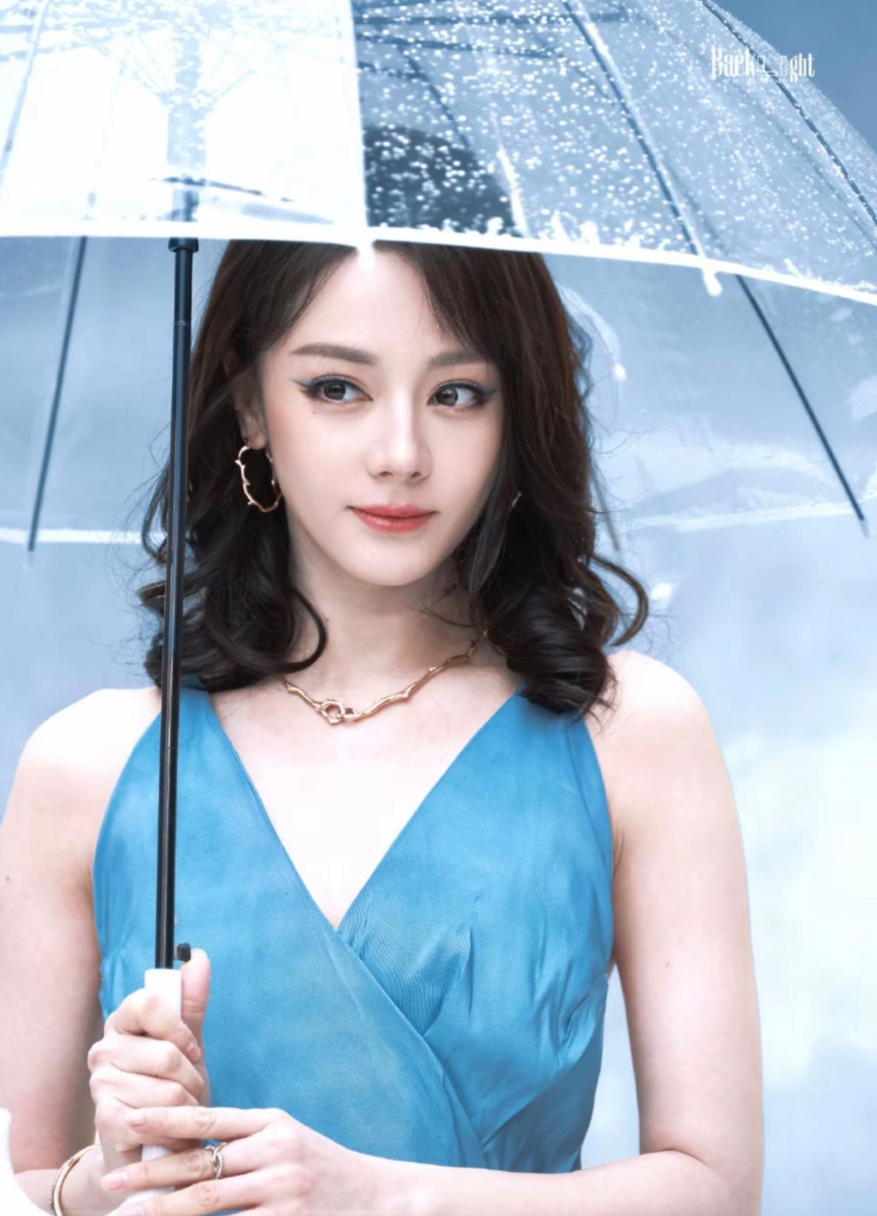 4月28日南京雨天，迪丽热巴现身迪奥德基限时店活动。一袭蓝色吊