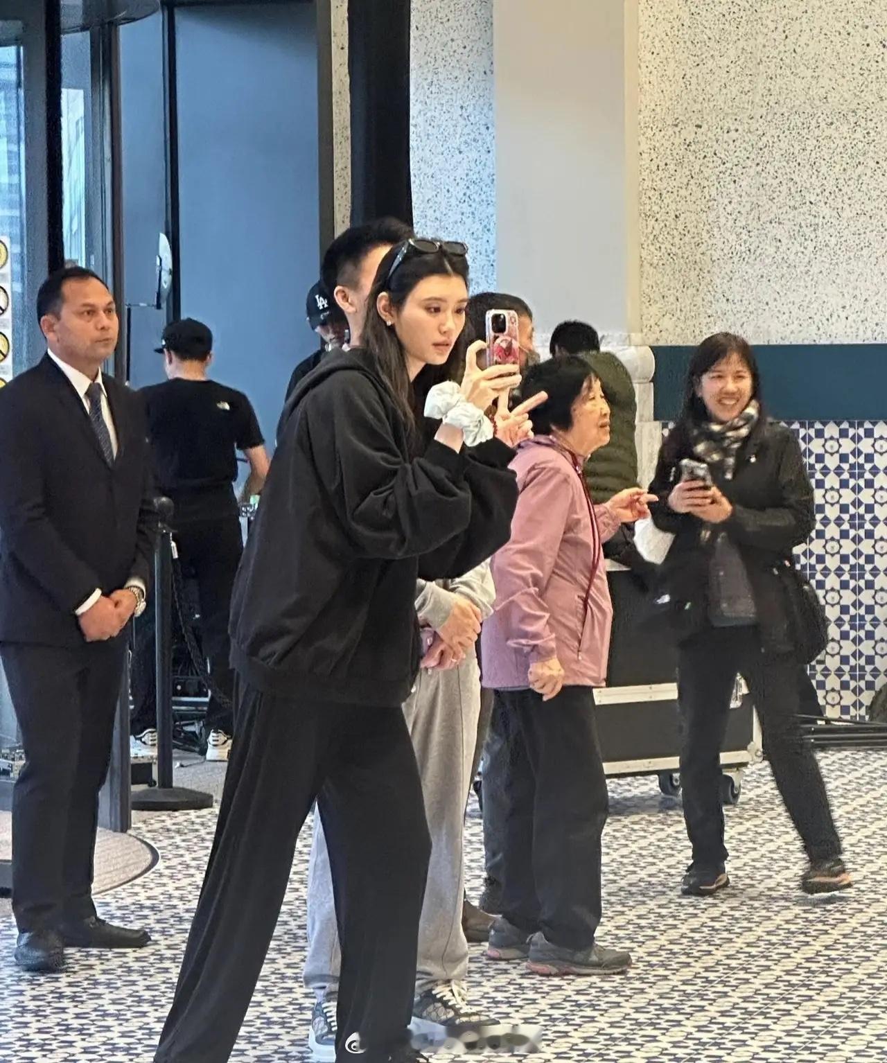 有网友在澳大利亚黄金海岸偶遇何猷君奚梦瑶，他妹妹何超欣也在！其实她们家氛围真不错