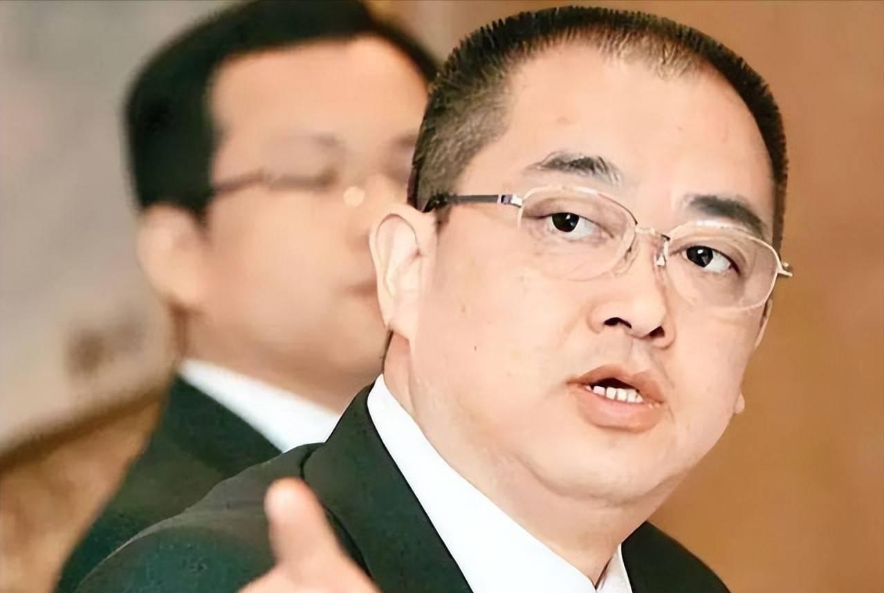 拔萝卜带泥！逃往美国的恒大“二把手”，邻居竟是另一名潜逃富豪。随着恒大正式从