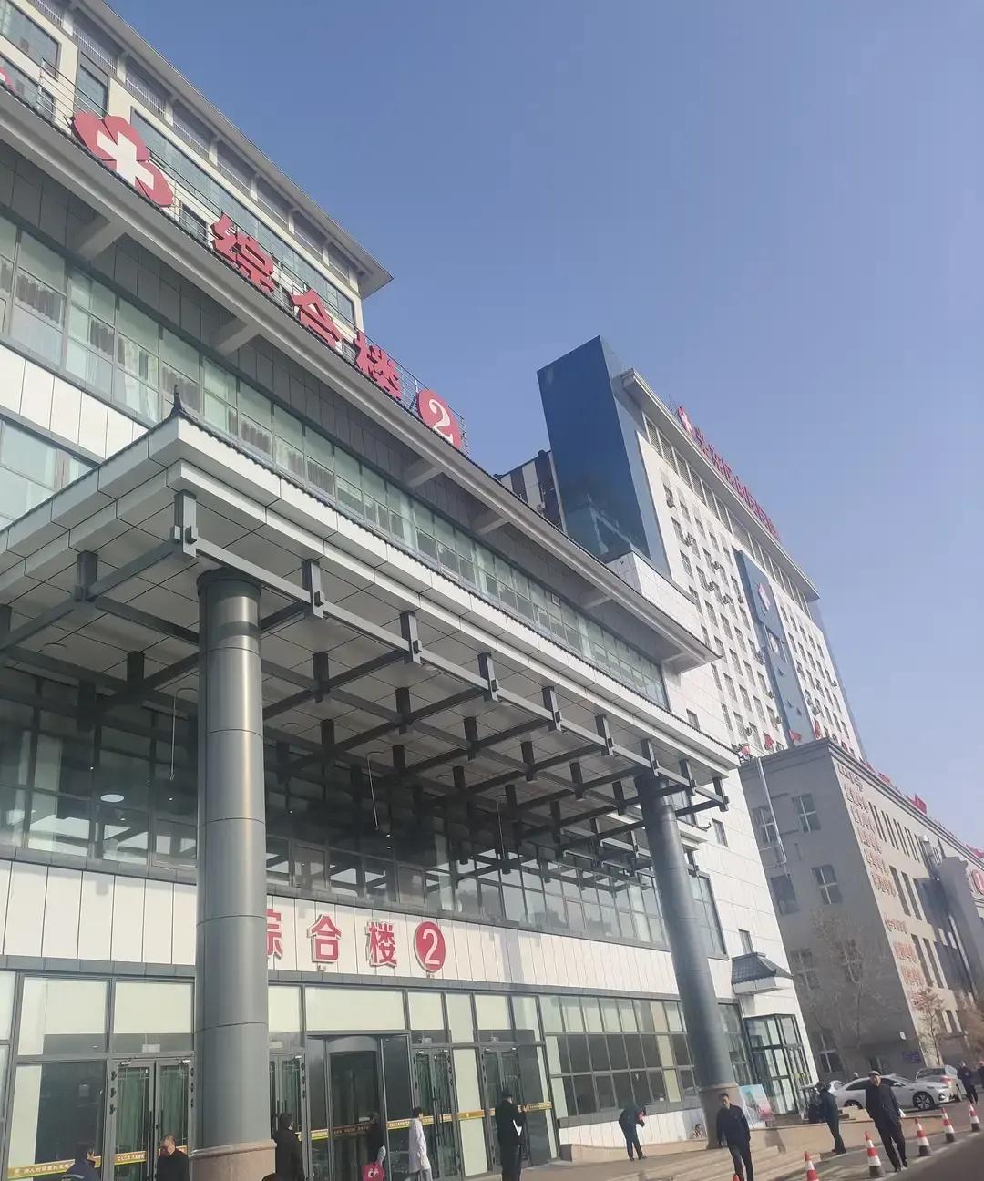 米东区中医院四楼摆了个大保温桶，黄芪枸杞菊花咕嘟咕嘟，谁来了都能接一杯，不要钱。