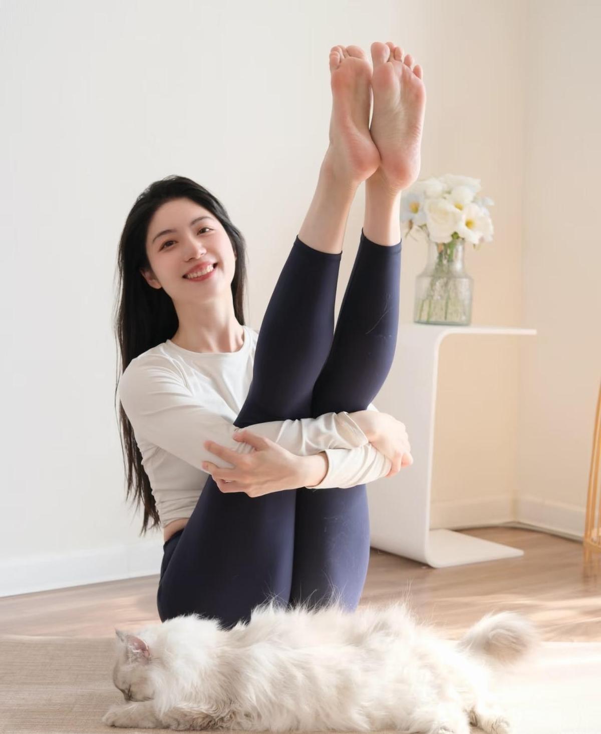 别总想着明天该咋样，先摸摸自己僵硬的肩膀。拉伸不是健身，是跟身体说句“辛苦了”