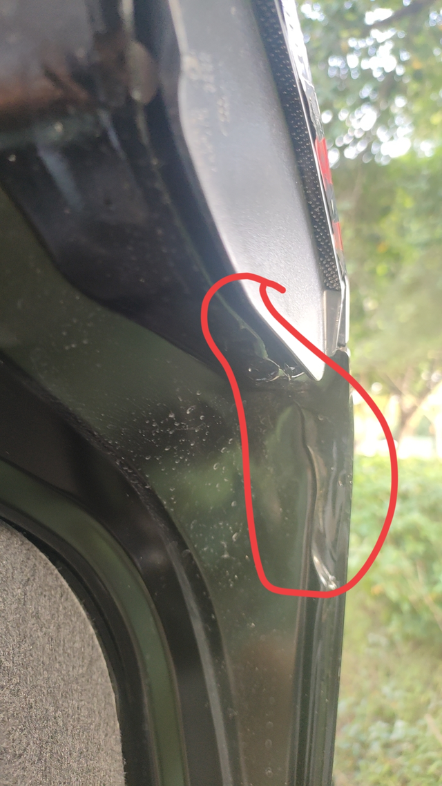 后备箱这里后备箱两侧这里不平整，这个正常吗