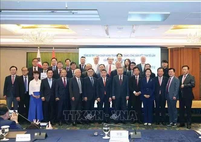 韩国朋友真不讲究！苏林竟然不是站在中间。苏林千里迢迢访问韩国，会见了100名韩国