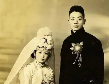 1980年，湖南益阳，作家周扬回乡探亲，顺道去看吴淑媛墓，突然雷雨倾盆，他神色大