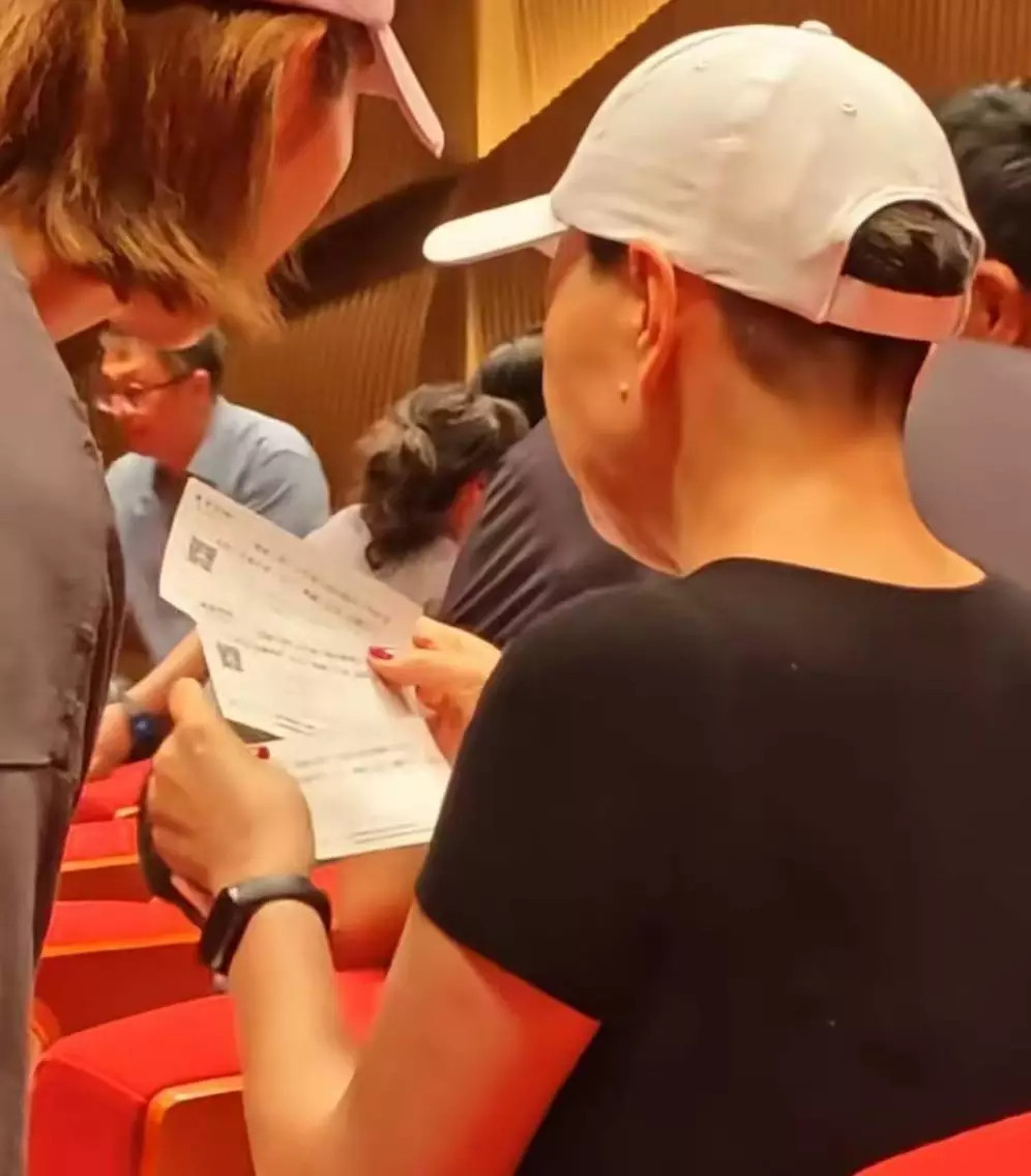 宋丹丹与姜妍现身林大竣话剧表演，16岁读北京名校，是父母的骄傲