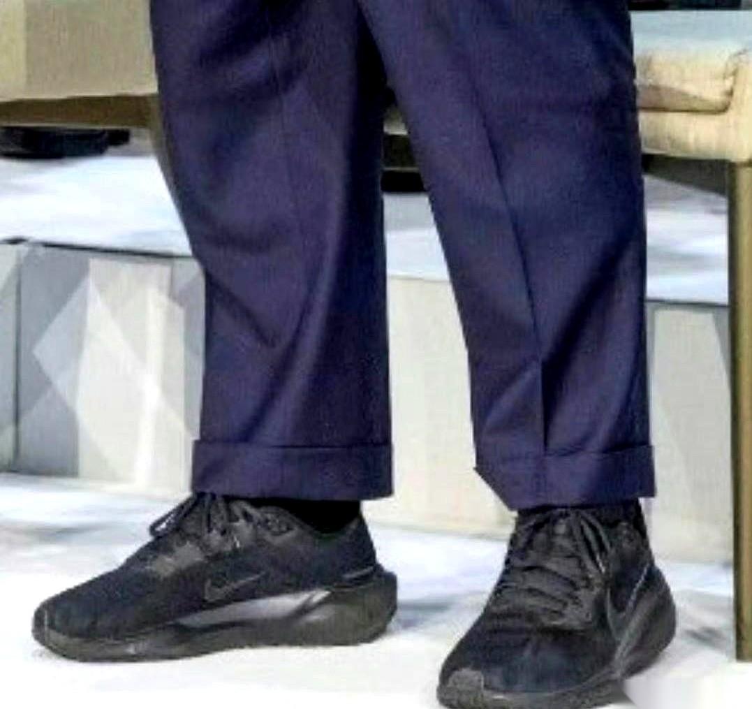 那个号称要用电锯改革的阿根廷新总统，跑去见特朗普了。一屋子西装革履，镁光灯闪个