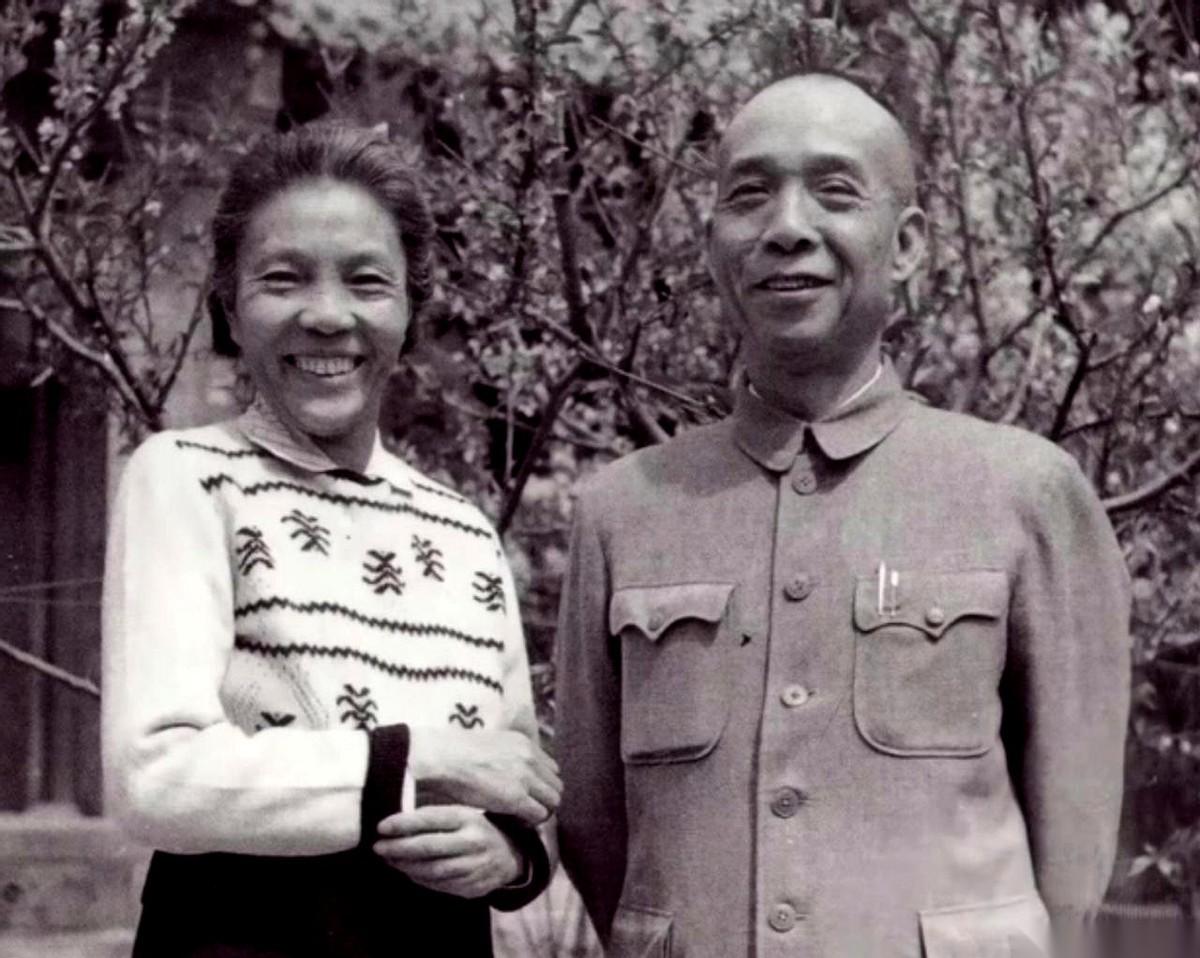 咱国家，有一对夫妻，俩人都是中央委员，而且，注意听，是连续四届。你猜是谁？周