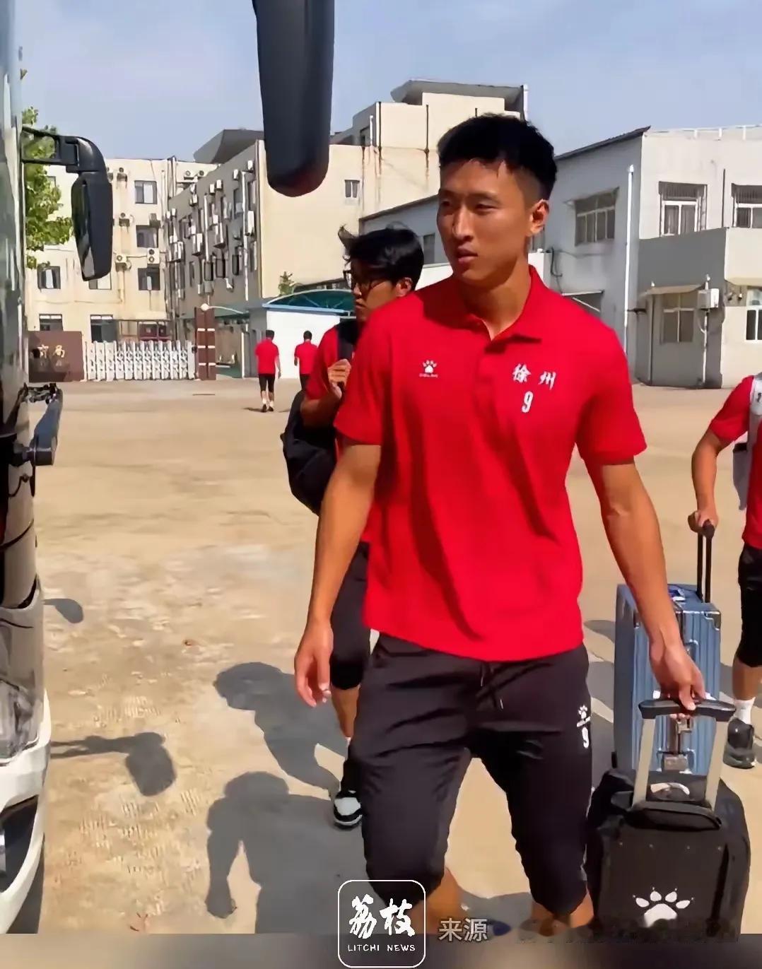 苏超徐州：不装了摊牌了回家！徐州全队去山东鲁能基地封闭训练，去的应该是潍坊