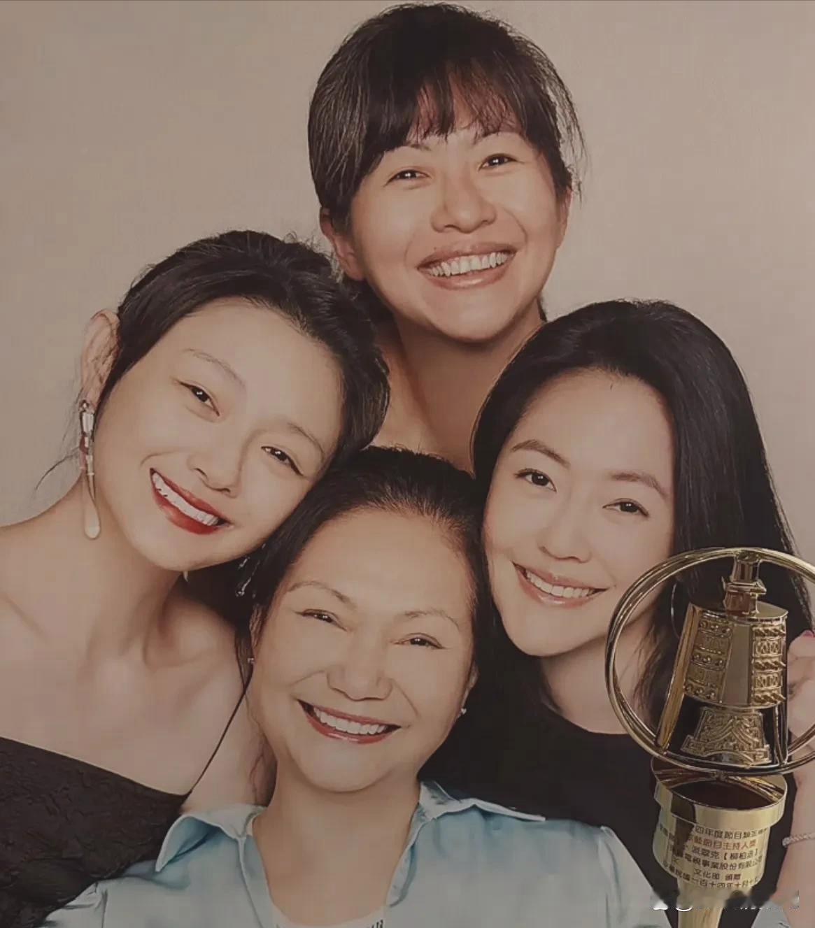 S妈手捧奖杯痛哭，镜头角落大S遗照前的水瓶和杂物袋，暴露了悲伤最真实的样子