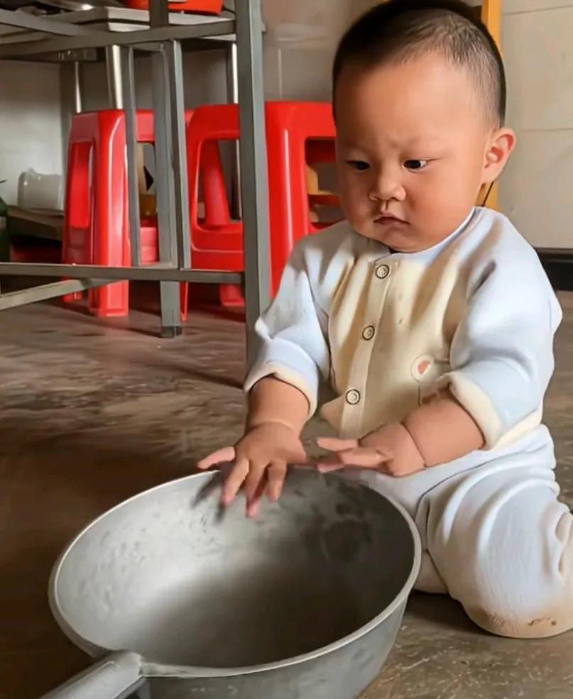 妈妈为了锻炼宝宝的胆识，把水瓢跟食物直接扔孩子面前，刚开始孩子欢天喜地的等着妈妈