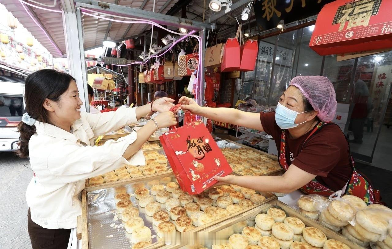 今年中秋最大的仪式感：月饼买给自己吃。新闻报道，今年月饼整体销量接近腰斩，深圳商