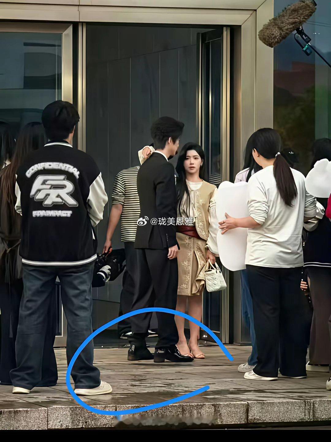 以前男演员个子不高最多穿个内增高的鞋子！现在的男演员都直接穿高跟鞋了！现在的男鞋
