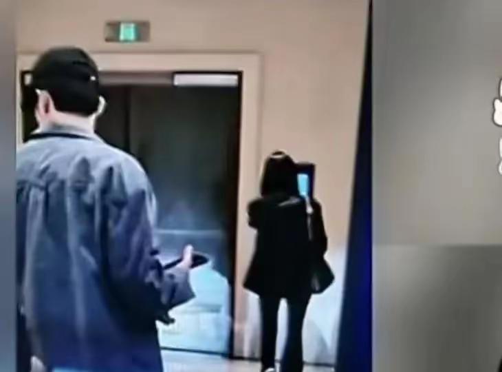 网友曝光黄景瑜带黑长直美女回家的照片，疑似新恋情浮出水面。两人去年10月就被拍到