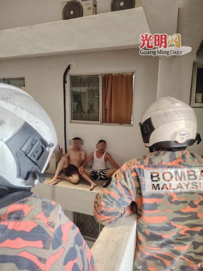 78岁大爷开门时钥匙断了。他没有像正常人那样叫锁匠，而是决定：“我就从14楼窗户