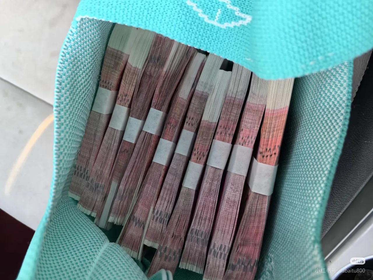 我妹昨晚还我十万，借五年了，我没点就收了。今早存钱发现多出五千，打电话她才说算利