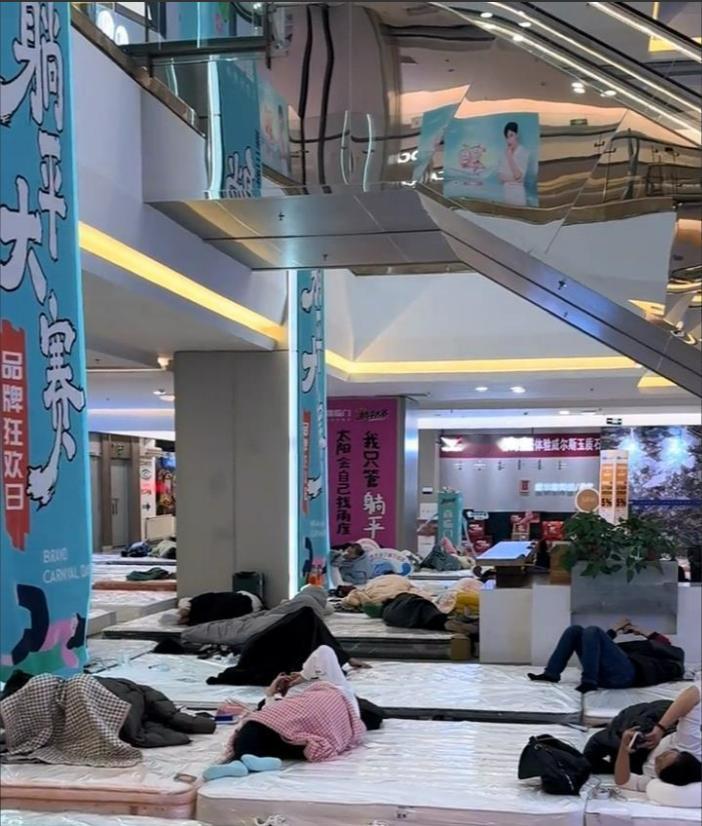 躺平还能参赛拿奖？这样的躺平大赛太新奇了！事情起因是，内蒙古包头的一家商场内