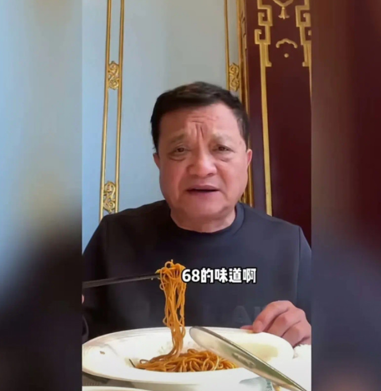 上海的和平饭店果然是不坑穷人啊，博主本来是去吃他的招牌面的，结果卖完了，随手点了