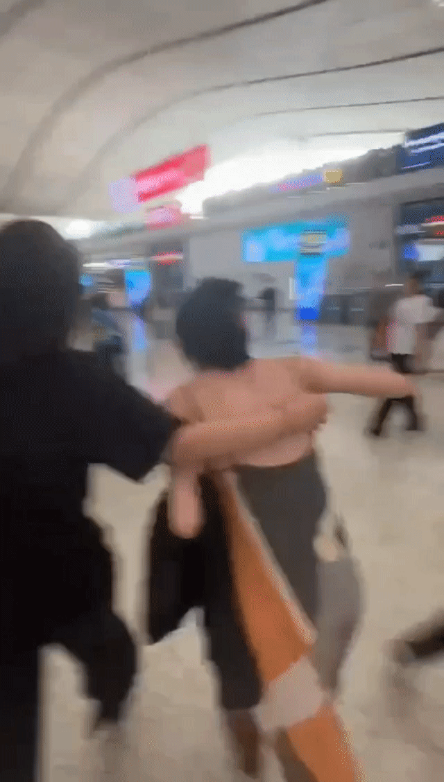 迪丽热巴仅有一名助理当年穿成这样赶高铁的时候，就让人很心疼了，身边没有保镖吗？粉