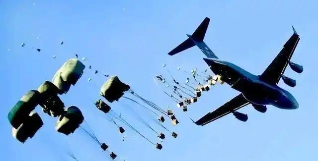 国产运-20的尾舱门视角，看空降兵高空伞降，从动图画面看，准确地说应该是中空