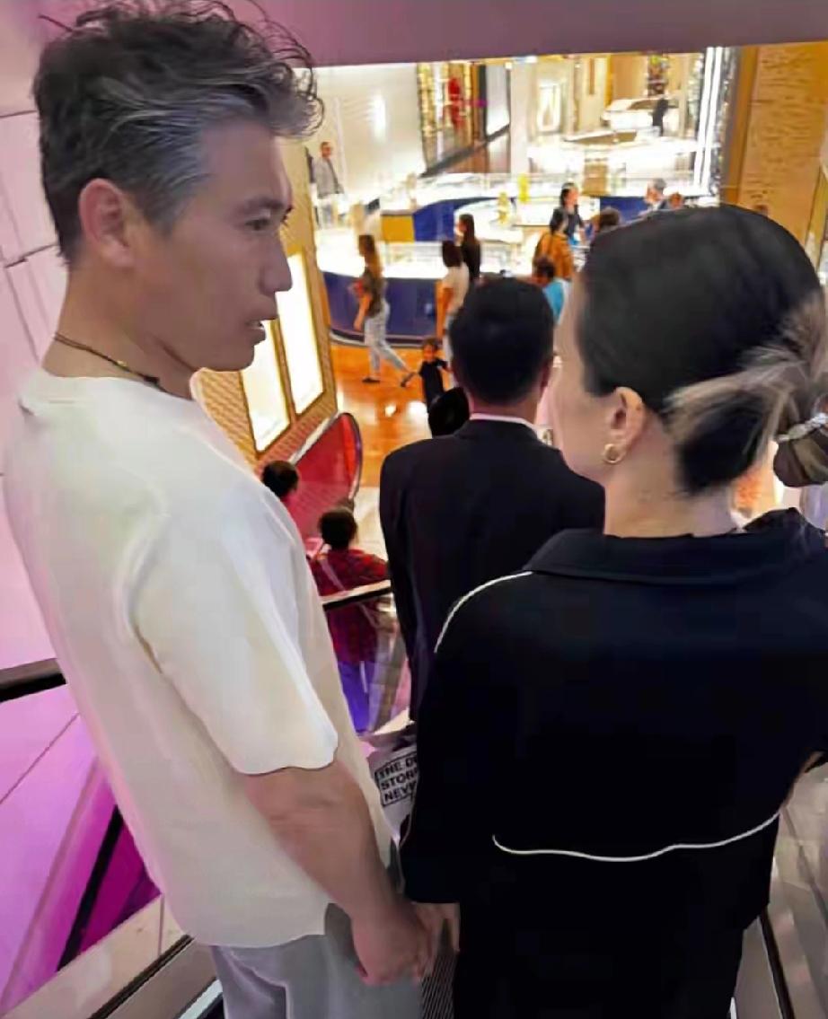 52岁李乃文法国被偶遇！紧牵圈外娇妻逛街，两人年龄差超明显近日网友在巴黎老