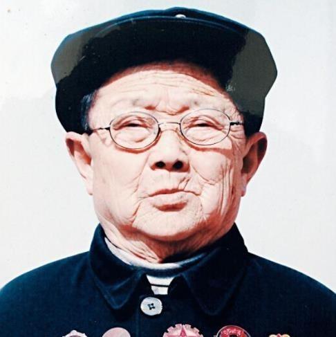 1939年，一个“小男孩”在街上碰见日军军官茨谷五雄，随后礼貌地鞠躬。然而，茨谷