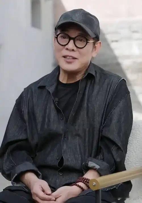 主持人问李连杰：