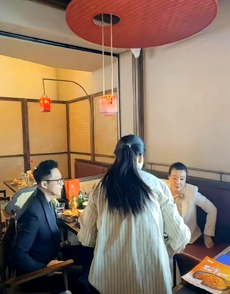 身家几十亿的张兰，连骂儿子都不敢。上次麻六记开业同框，俩人同桌坐了十分钟。