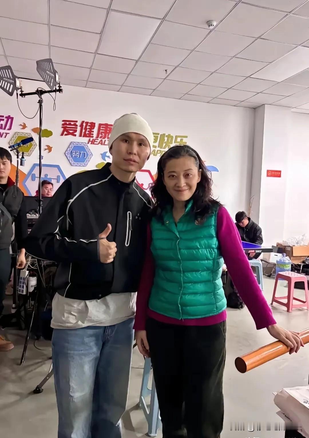 梅婷怎么老成这样了？一开始我还以为是剧照，没想到是真的，就是她本人。她穿着老