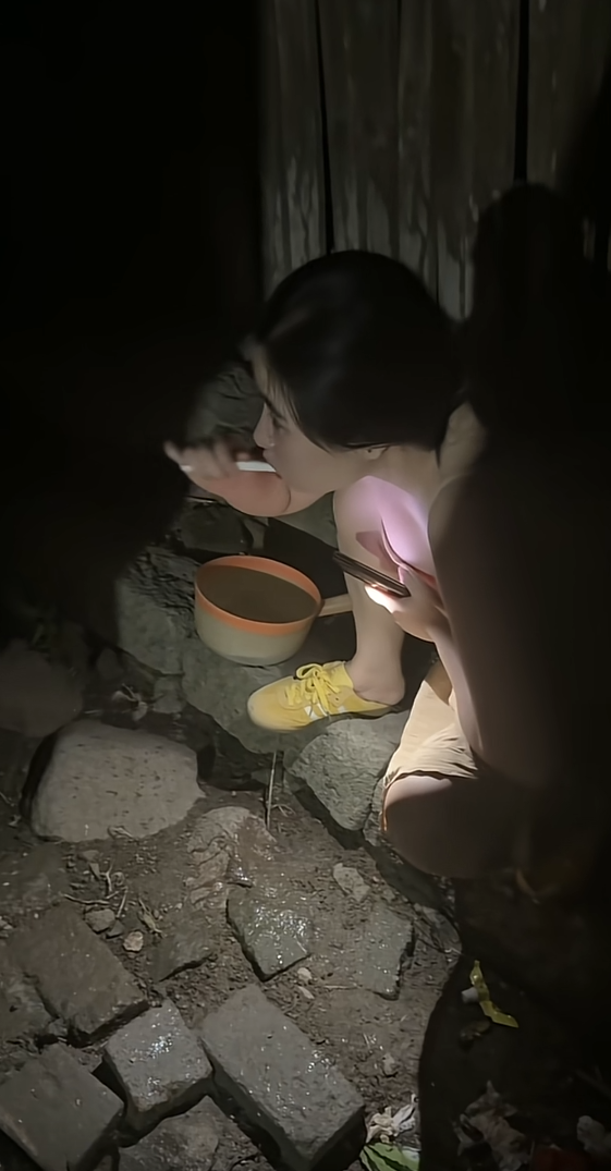 半夜刷牙而且很快乐那说明什么“？？？
