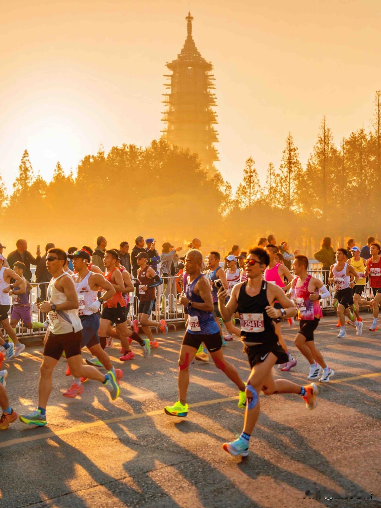 昨天的南京马拉松这天也太燃了吧😭天还没亮，街头就挤满了人，比早高峰还热闹
