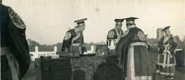 袁克定年轻时，仗着自己父亲是袁世凯，嚣张跋扈、为非作歹。晚年下场却凄惨无比，只能