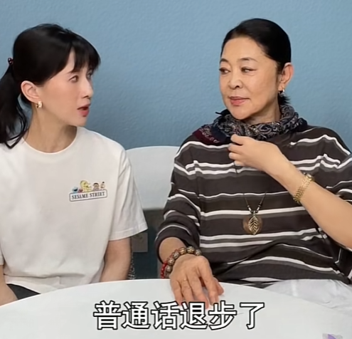 papi酱太敢说了，她居然当面问倪萍：“您有没有发现，自从退休后，您的普通话水平
