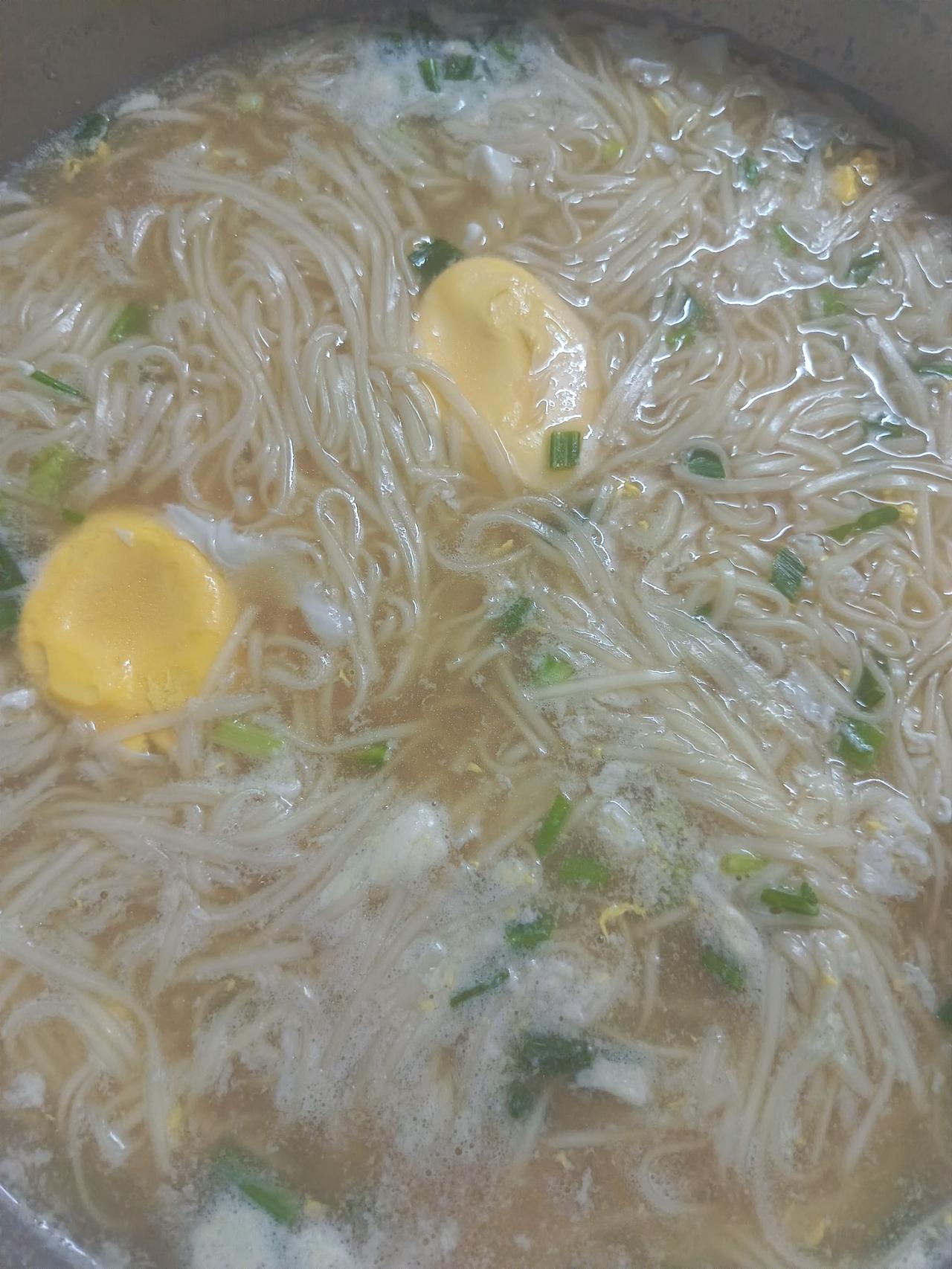 晒图笔记大赛早上煮面条加几个鸡蛋，味道还不错！