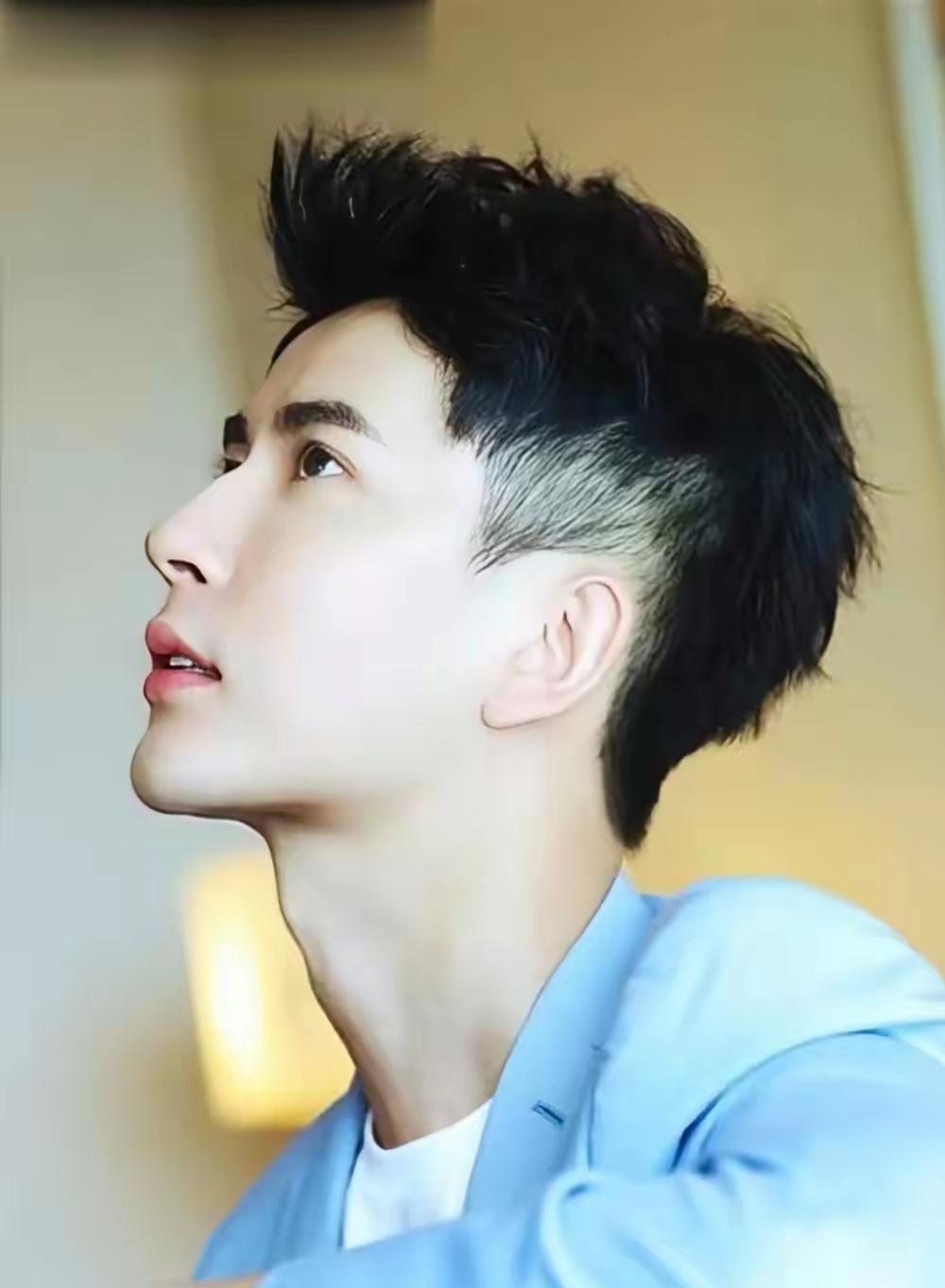 临走时，全班孩子用练习了无数遍的普通话，齐声喊出一句话。话音落下，旁边那个五十多