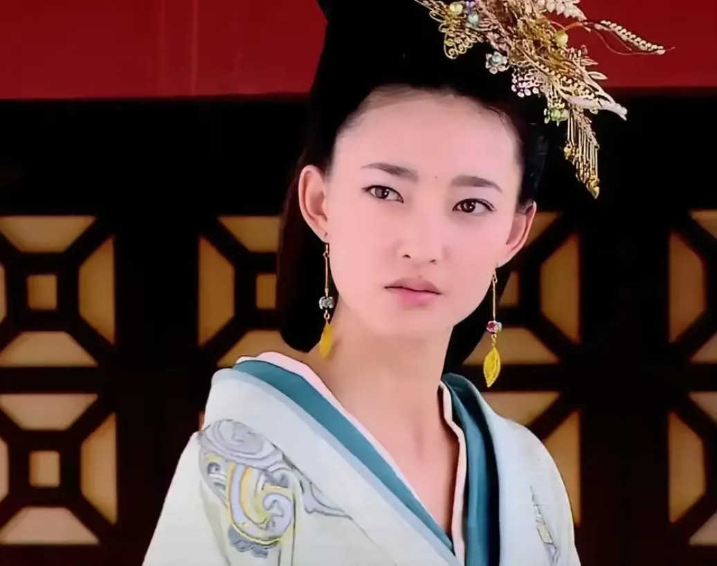 公元前135年，行将就木的太皇太后窦漪房拉住孙子汉武帝的手说，务要提防你的母亲，