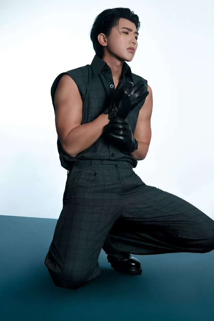 蔡徐坤肌肉线条蔡徐坤｜CT活动造型西装下的肌肉长这样，这个肌肉线条张力拉满！